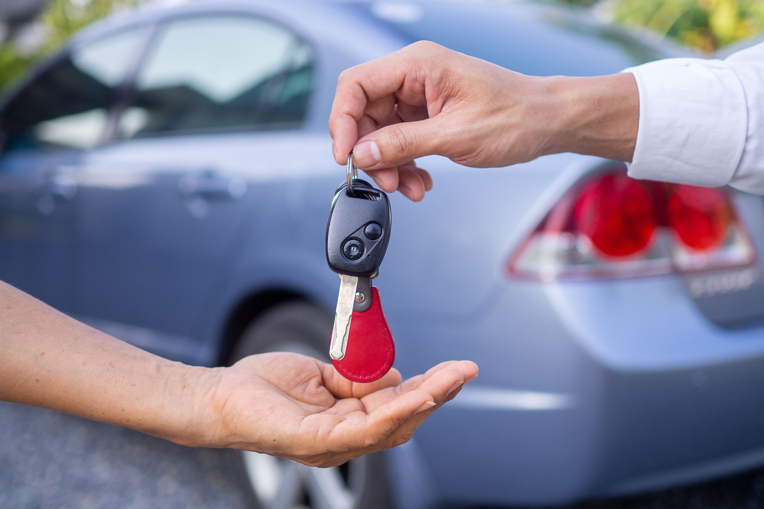 Nos services 669a8a2bf8eb6952f1a3c5cc faut il préférer une location voiture à un particulier ou à un professionnel (adobestock)
